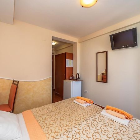 Apartments Pod Lozom With Seaview Petrovac Buitenkant foto