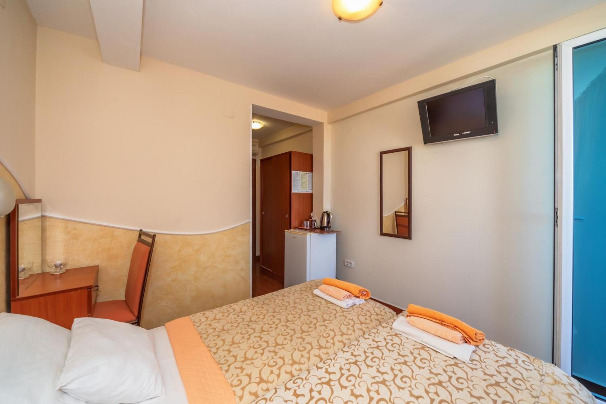 Apartments Pod Lozom With Seaview Petrovac Buitenkant foto