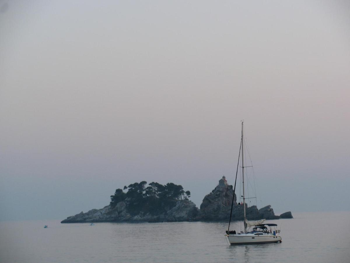 Apartments Pod Lozom With Seaview Petrovac Kamer foto