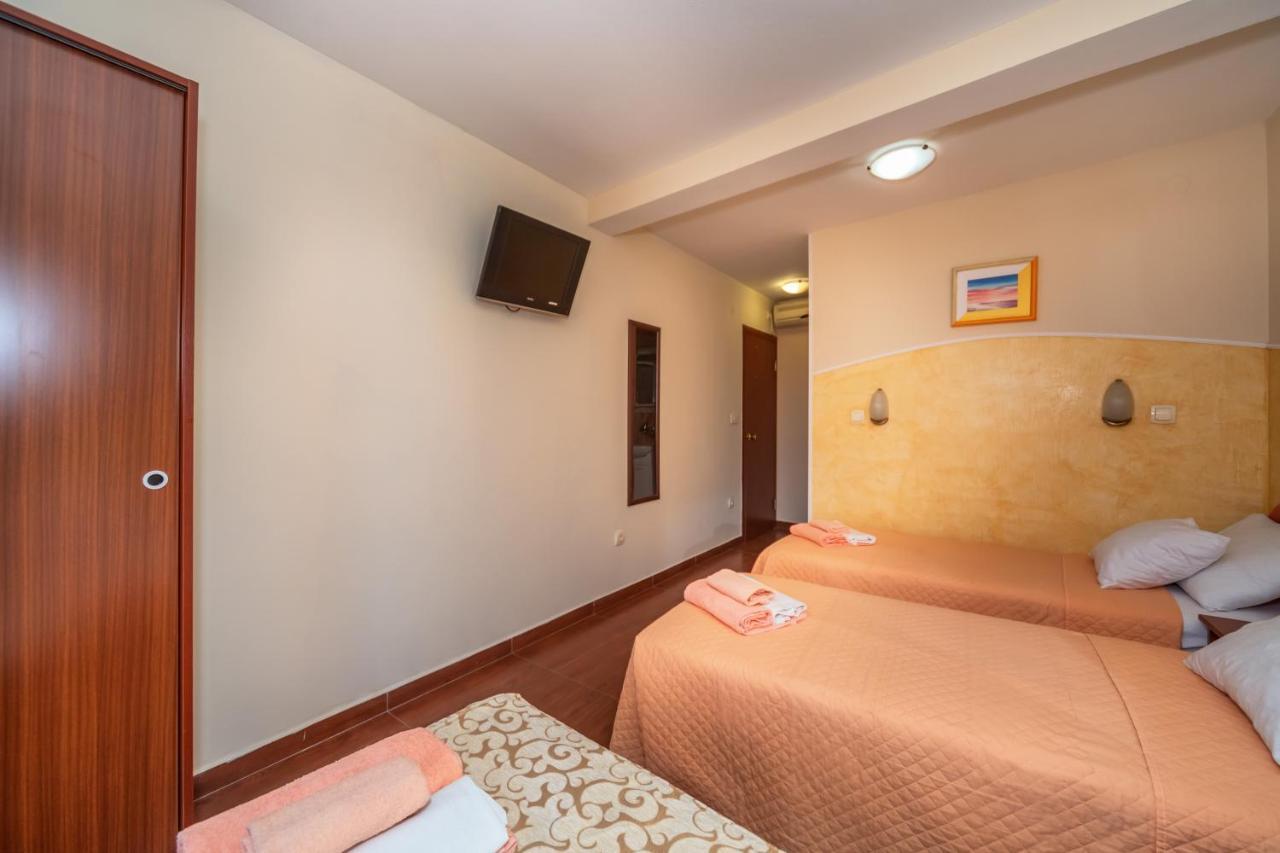 Apartments Pod Lozom With Seaview Petrovac Kamer foto