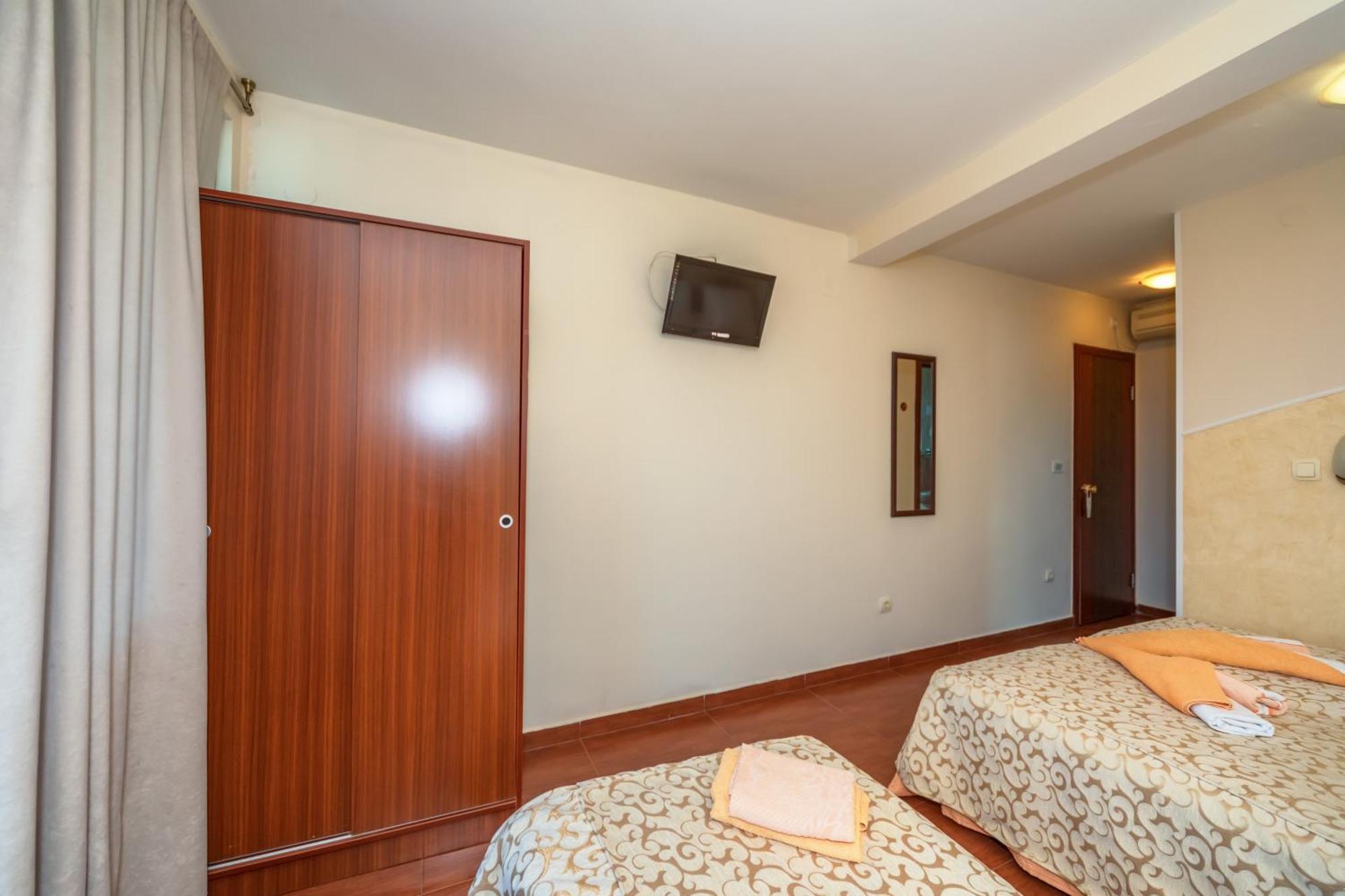 Apartments Pod Lozom With Seaview Petrovac Kamer foto