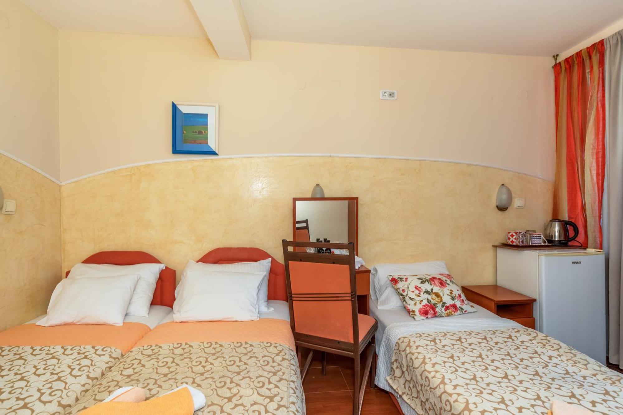 Apartments Pod Lozom With Seaview Petrovac Kamer foto