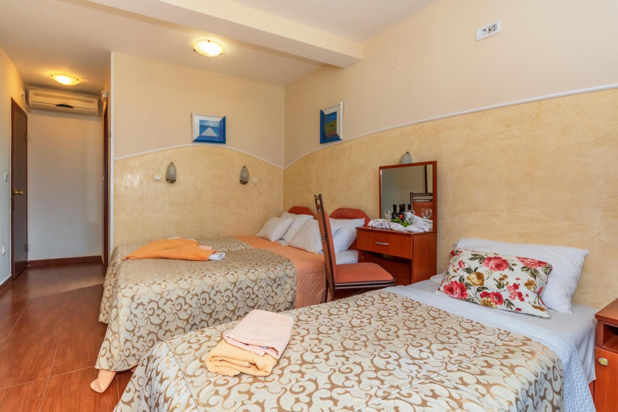 Apartments Pod Lozom With Seaview Petrovac Kamer foto